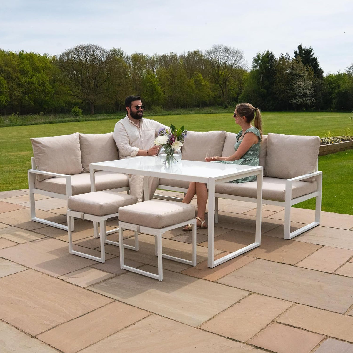 Sofá esquinero de Aluminio Blanco + Mesa de vidrio templado